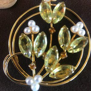 GRANDMAS BROOCH PEARLS AND YELLOW STONES SET IN GOLD TONE METAL
